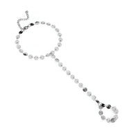 Bijou de main en acier inoxydable argenté avec médaillons ronds reliés par une chaîne fine.