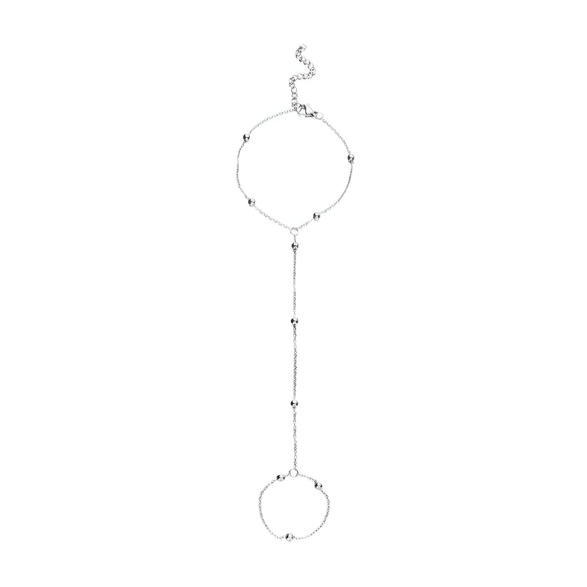 Bijou de main en acier inoxydable argenté avec petites perles noires, chaîne fine reliant bracelet et bague.