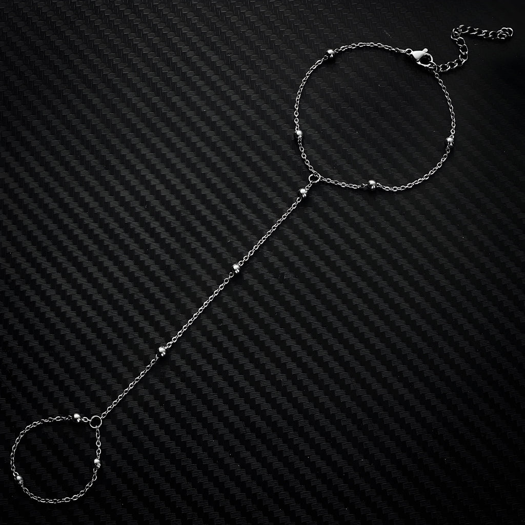 Bijou de main en acier inoxydable argenté avec perles fines et chaîne délicate pour doigt.