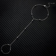 Bijou de main en acier inoxydable argenté avec perles fines et chaîne délicate pour doigt.