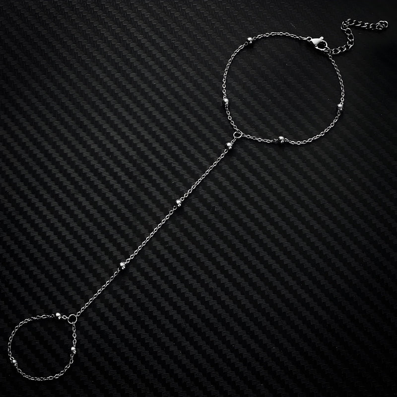 Bijou de main en acier inoxydable argenté avec perles fines et chaîne délicate pour doigt.