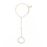 Bijou de main doré en acier inoxydable avec chaîne fine et croix chrétienne délicate.