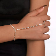 Bijou de main argenté en acier inoxydable avec zirconiums scintillants, design chaîne doigt et poignet.