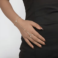 Bijou de main argenté en acier inoxydable orné de zirconiums brillants, porté sur la main féminine.