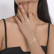 Bijou de main en acier inoxydable argenté avec zirconiums brillants, style chaîne élégante féminine.