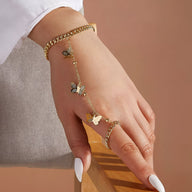 Bijou de main en acier inoxydable doré avec motifs papillons et chaînes fines pour femme.