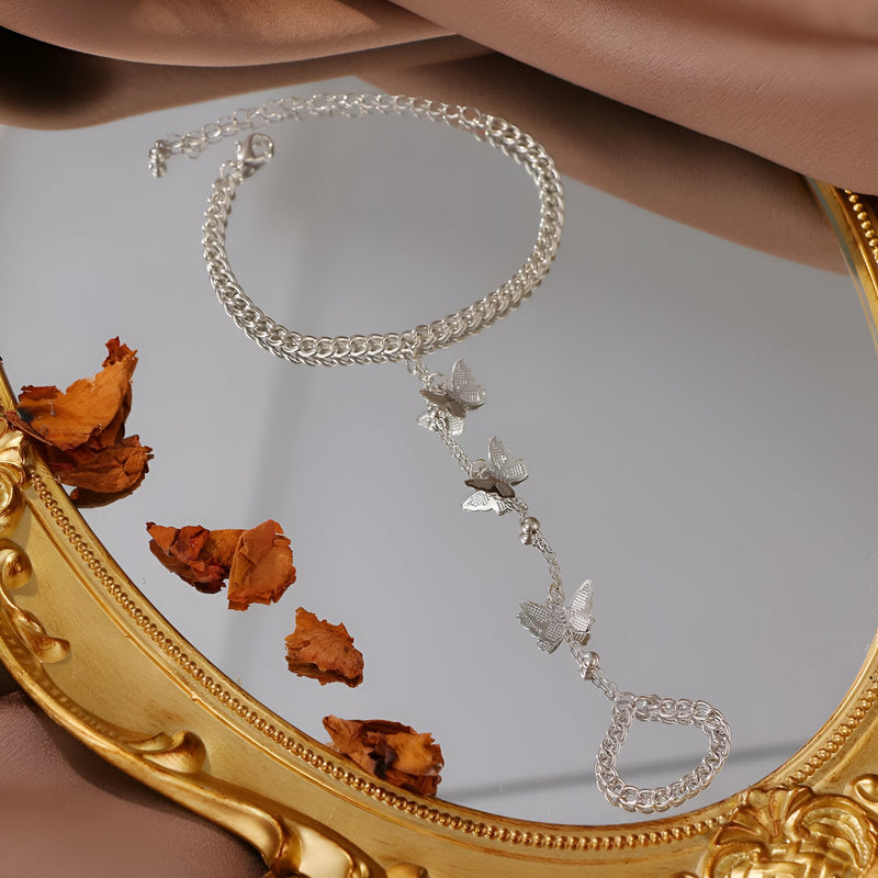 Bijou de main en acier inoxydable argenté avec chaîne et motifs papillons délicats.
