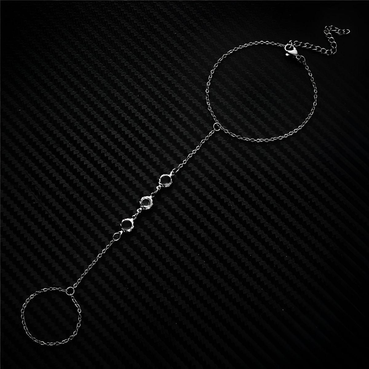 Bijou de main en acier inoxydable argenté avec motifs en forme de cœur et détails en zirconium, chaîne fine délicate.