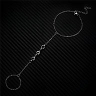 Bijou de main en acier inoxydable argenté avec motifs en forme de cœur et détails en zirconium, chaîne fine délicate.