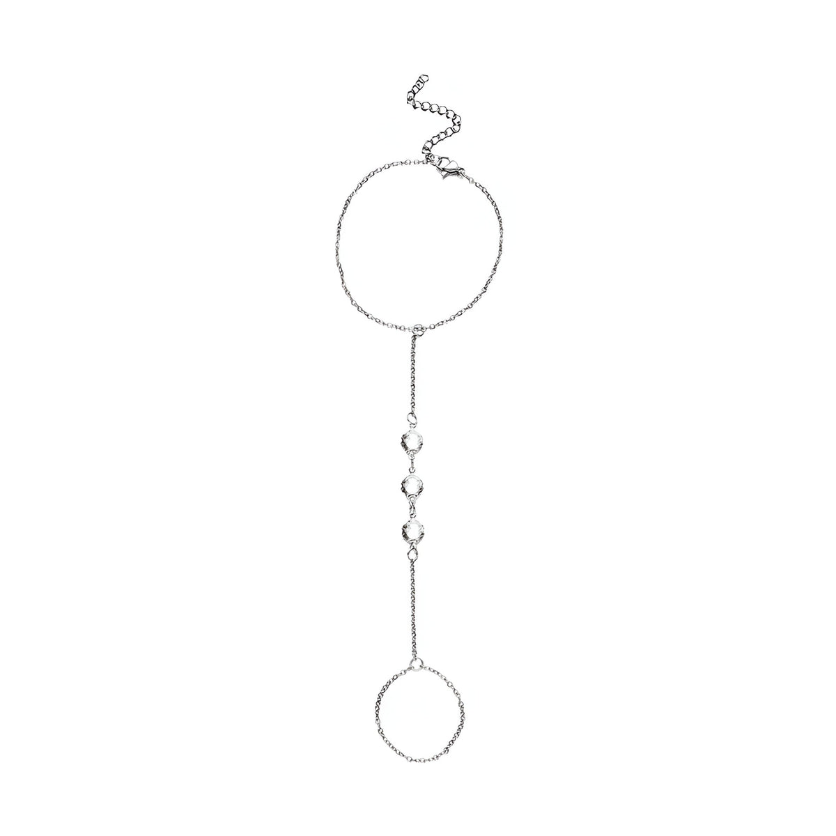 Bijou de main en acier inoxydable argenté avec zirconiums blancs, chaîne fine reliant bague et bracelet ajustable.