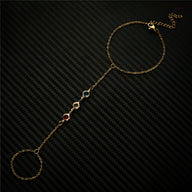 Bijou de main en acier inoxydable doré avec zirconium rouge, chaîne fine et cercle ajustable.