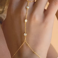 Bijou de main doré en acier inoxydable avec zirconiums ronds, style chaîne délicate pour femme.