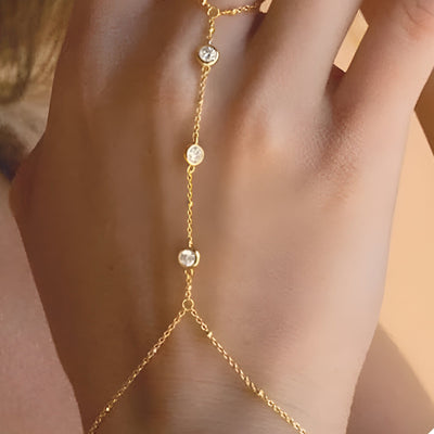 Bijou de main doré en acier inoxydable avec zirconiums ronds, style chaîne délicate pour femme.