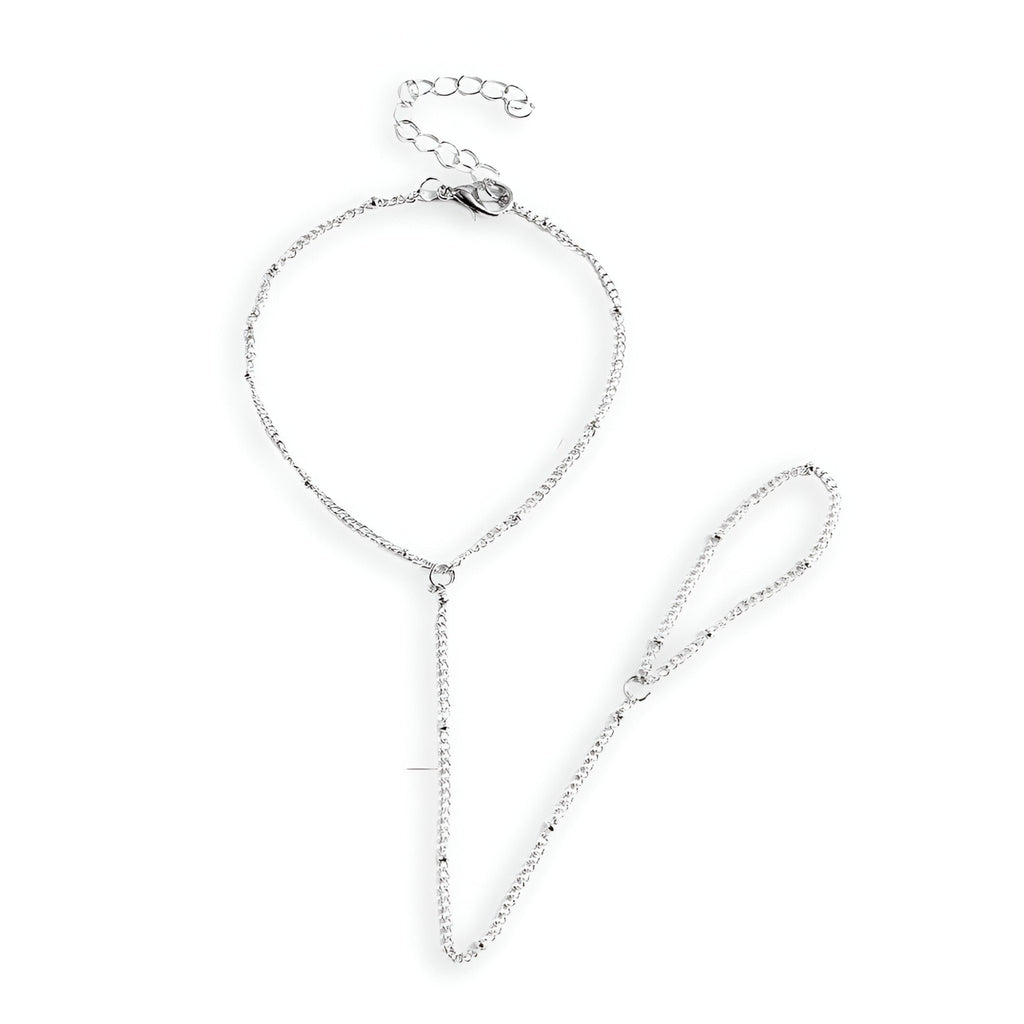 Bijou de main en acier inoxydable argenté avec bracelet chaîne et anneau reliés par une fine chaîne.