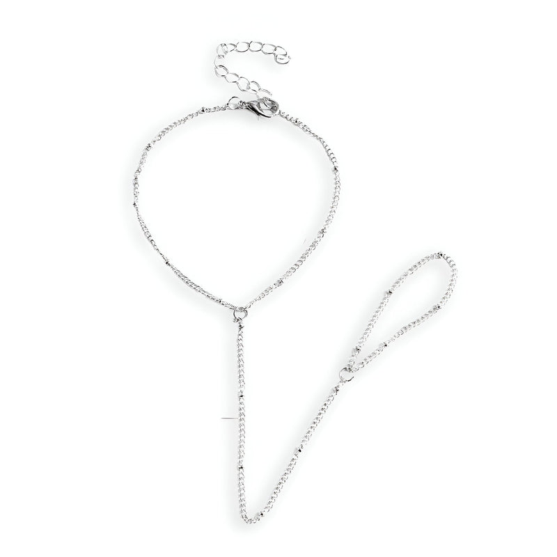 Bijou de main en acier inoxydable argenté avec bracelet chaîne et anneau reliés par une fine chaîne.