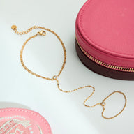 Chaîne de doigt en acier inoxydable doré, maille fine style café, avec bracelet réglable et anneau connecté.