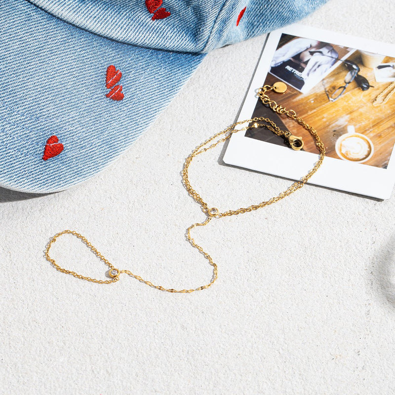 Chaîne de doigt en acier inoxydable plaqué or avec maille fine et brillante style maille de café.