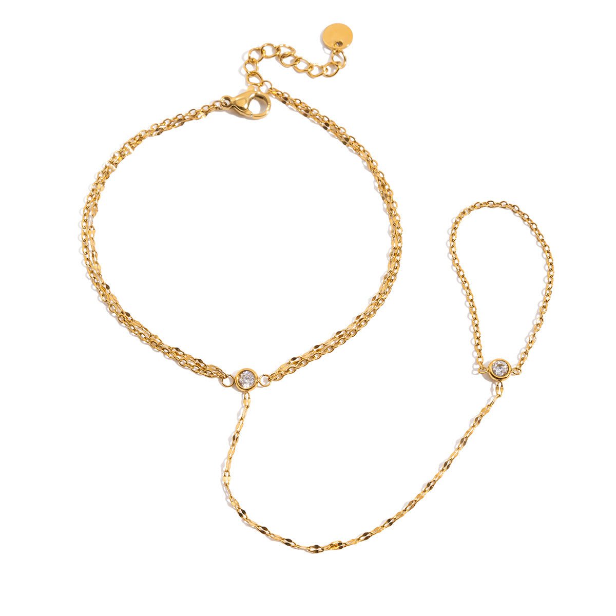 Chaîne de doigt et bracelet en acier doré, maille fine et brillante, avec petit anneau rond et fermoir réglable.