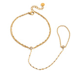 Chaîne de doigt et bracelet en acier doré, maille fine et brillante, avec petit anneau rond et fermoir réglable.