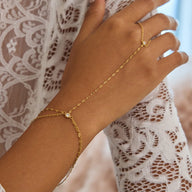 Chaîne de doigt et bracelet en acier inoxydable plaqué or, maille fine et brillante, élégante et délicate.