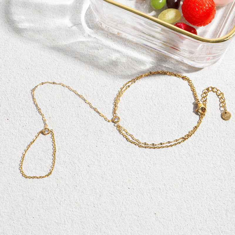 Chaîne de doigt et bracelet en acier inoxydable doré à maille fine brillante, style délicat et élégant.