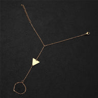 Bracelet de main en acier inoxydable doré avec motif triangle et chaîne fine pour doigt.