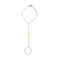 Bijou de main en acier inoxydable doré avec motif triangle et chaîne fine élégante.