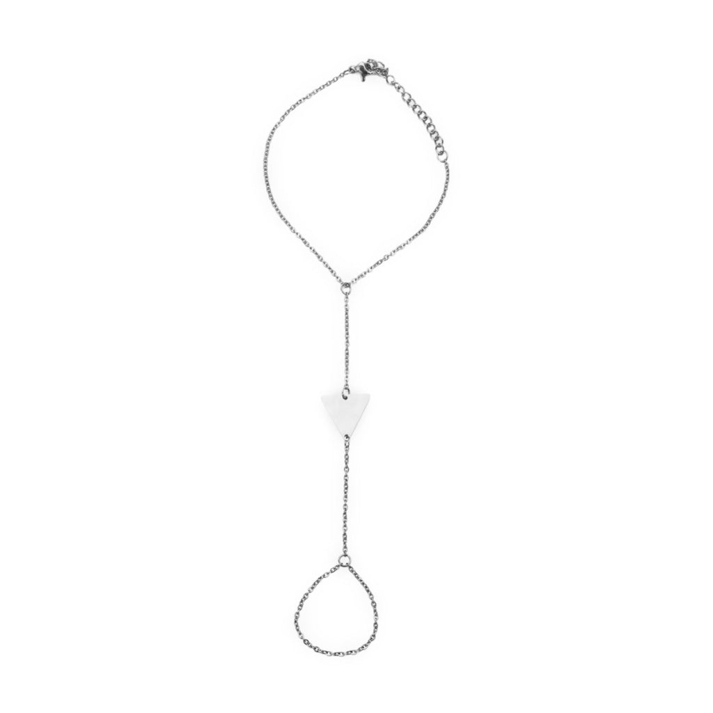 Bijou de main en acier inoxydable argent avec motif triangle et chaîne fine connectée au doigt.