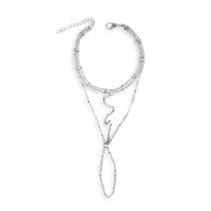 Bijou de main multi-rangs en acier inoxydable argenté avec chaînette serpent et anneau finger chain.