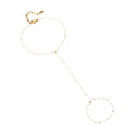 Bijou de main en acier inoxydable doré avec perles, bracelet chaîne reliant doigt et poignet.