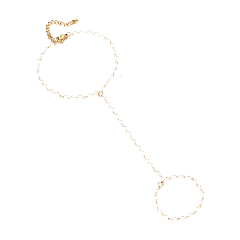 Bijou de main en acier inoxydable doré avec perles, bracelet chaîne reliant doigt et poignet.