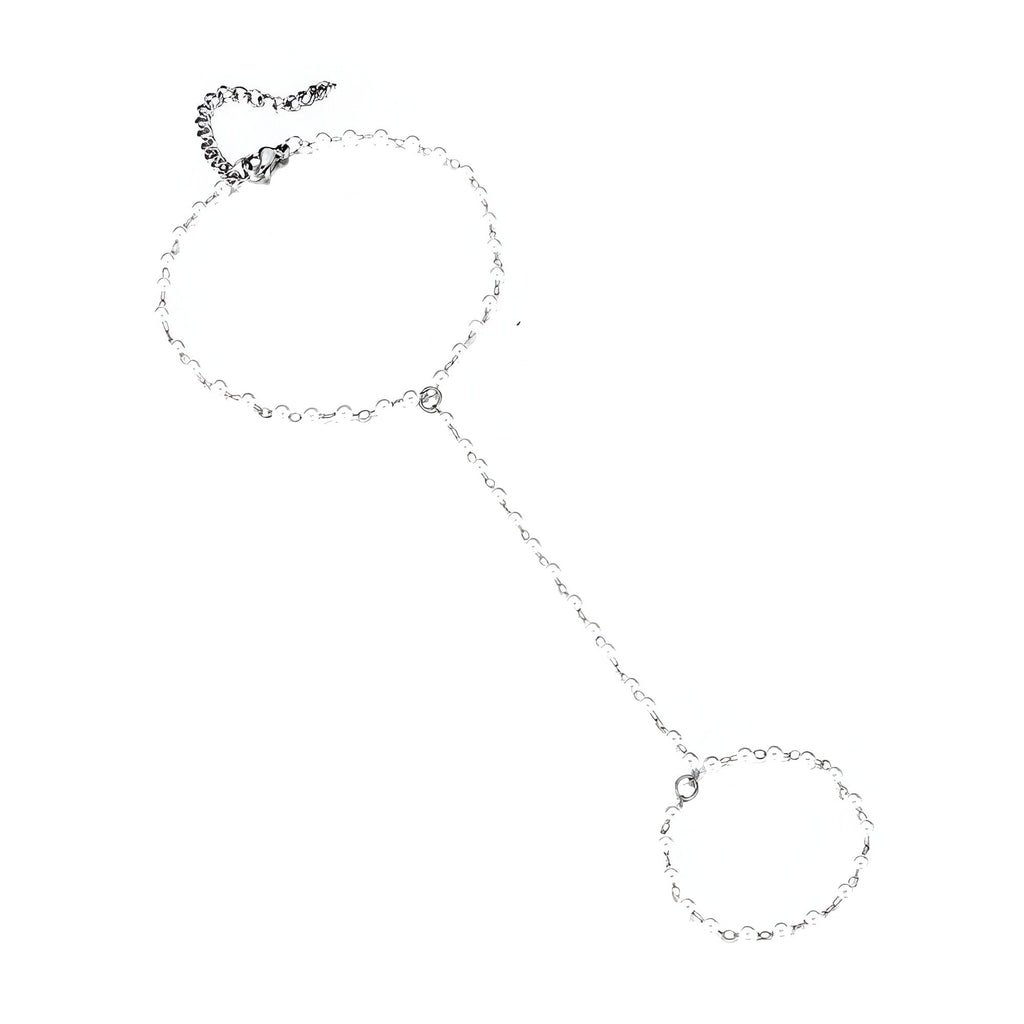 Bijou de main argenté en acier inoxydable avec chaîne fine et perles délicates, modèle Omnia.