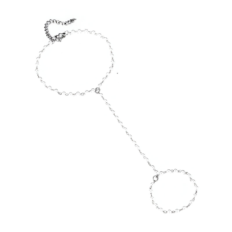 Bijou de main argenté en acier inoxydable avec chaîne fine et perles délicates, modèle Omnia.