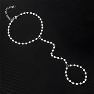 Bijou de main en acier inoxydable argenté, perles rondes reliées par chaînes fines.