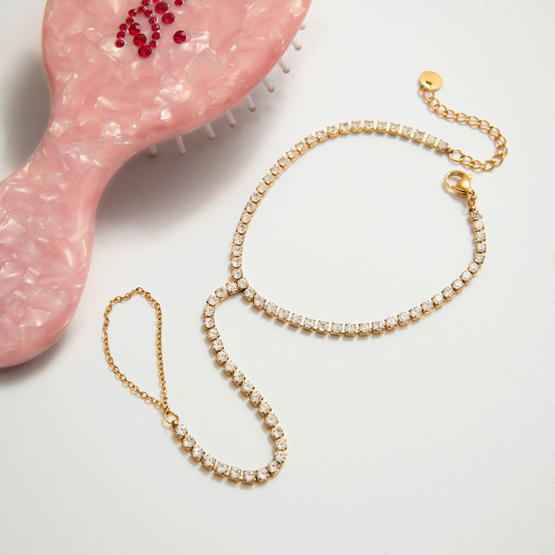 Chaîne de main dorée à l’or fin avec zircons scintillants, design délicat et fin.