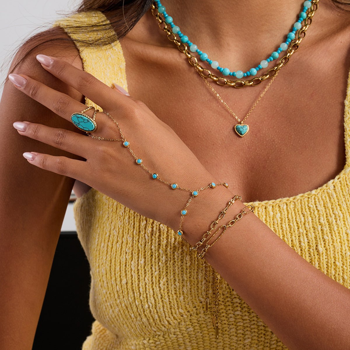 Chaînette de main dorée en acier inoxydable avec pierres turquoise ovales et petites perles assorties, anneaux fins et.