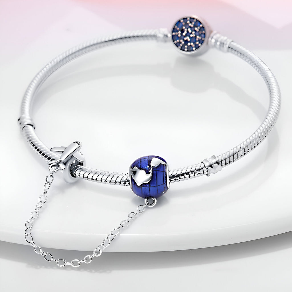 Bracelet argent à chaînette avec charm bleu ciel et avion en argent modèle Adelaida.