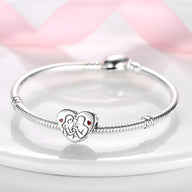 Bracelet argent avec pendentif cœur gravé maman avec enfants et petits cœurs rouges.