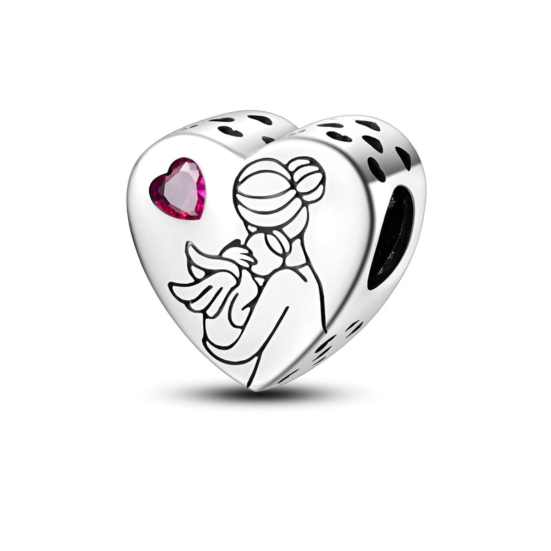 Charm en argent en forme de cœur avec gravure d'une mère tenant un bébé et un petit cœur rose incrusté.