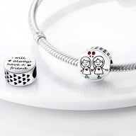 Charm argenté avec dessin de deux amies et cœur rouge, breloque ronde pour bracelet.