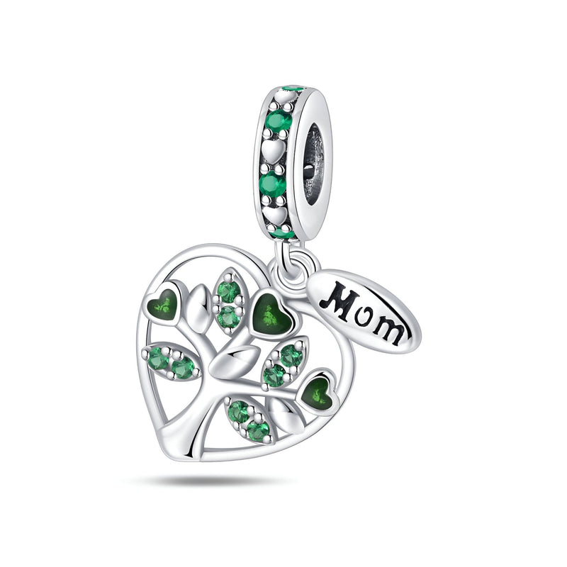 Charm argenté cœur arbre de vie décoré de pierres vertes avec pendentif "Mom" attaché.