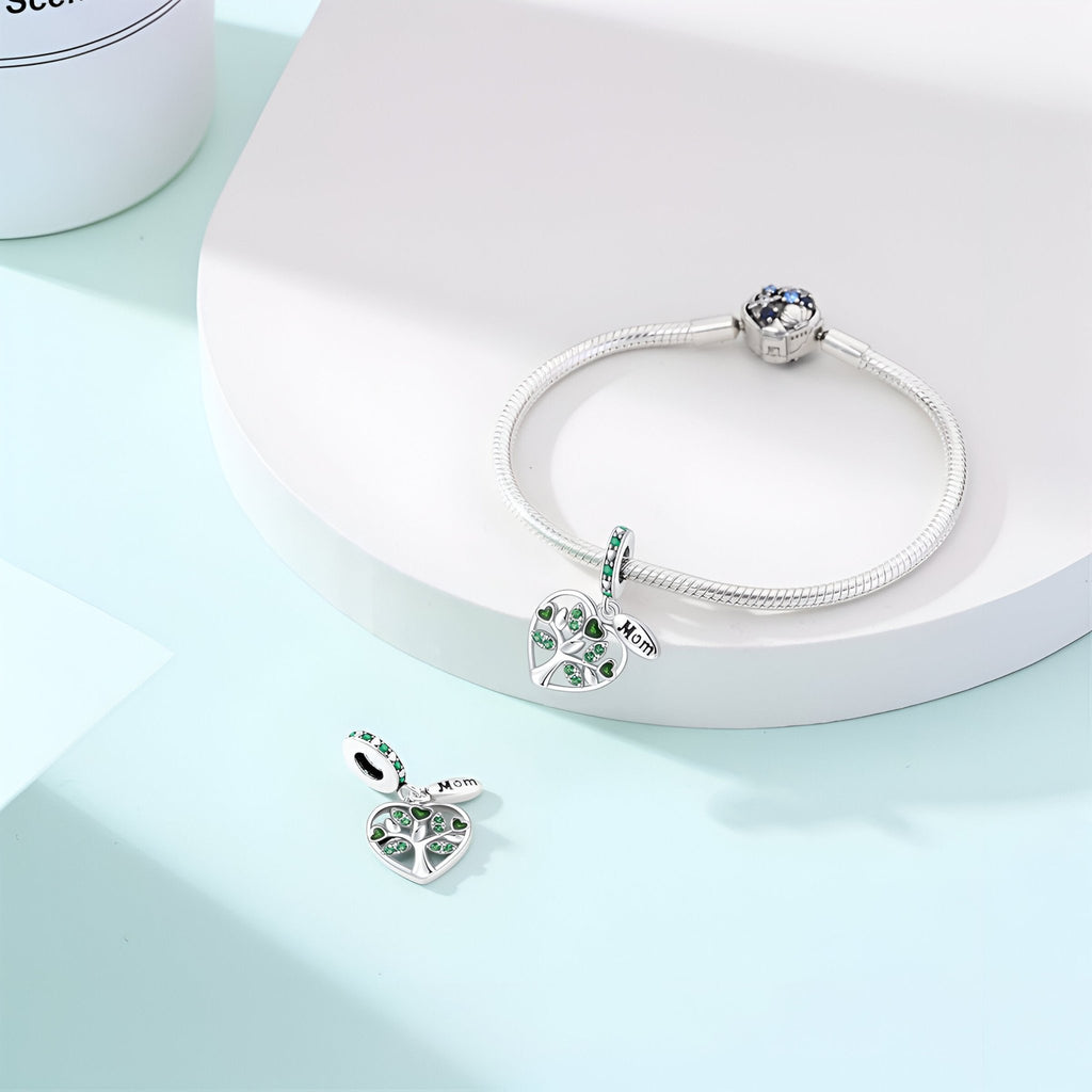 Bracelet argent avec charm arbre de vie orné de pierres bleues et blanches.