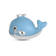 Charm baleine bleue en métal émaillé avec détails argentés, design mignon et arrondi.