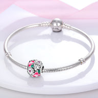 Bracelet argent avec charm floral Athalie orné de fleurs roses et blanches détaillées.