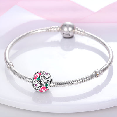 Bracelet argent avec charm floral Athalie orné de fleurs roses et blanches détaillées.