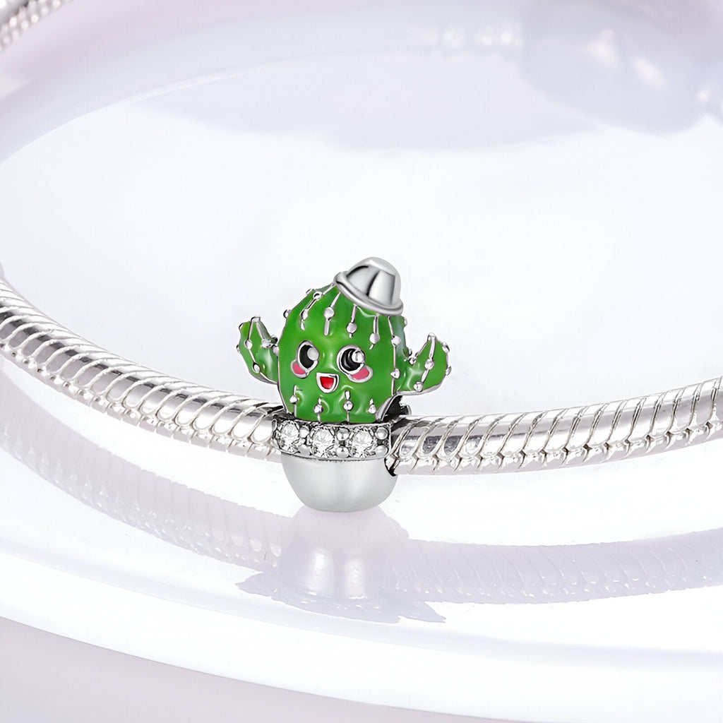 Charm cactus vert souriant en émail avec chapeau argenté sur bracelet serpent en argent.