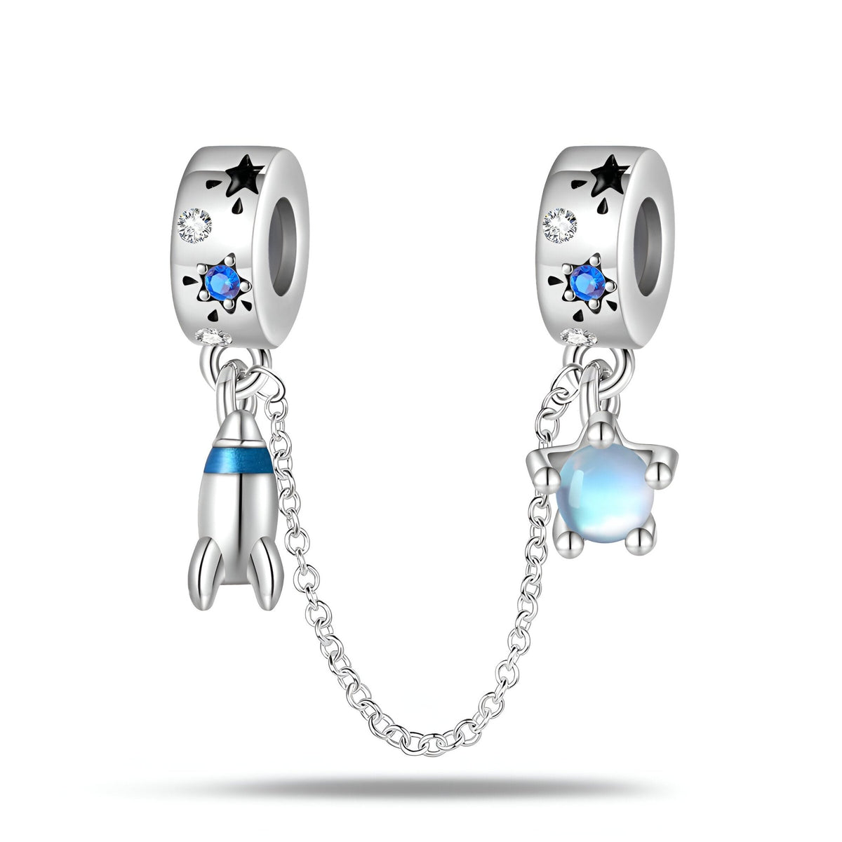 Charm en argent avec chaînette, fusée argentée et étoile bleue, détail étoile noire.