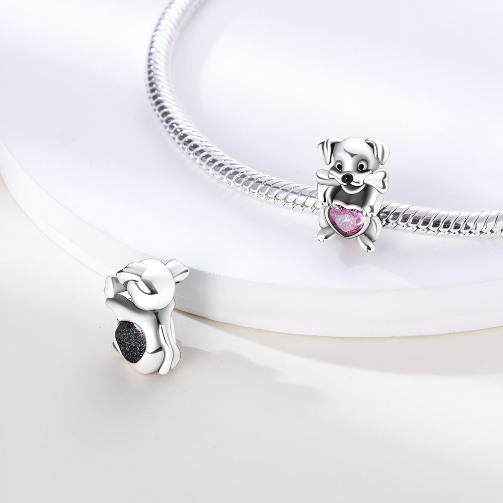 Charm en argent en forme de chiot tenant un cœur rose scintillant, pour bracelet.