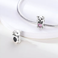 Charm en argent en forme de chiot tenant un cœur rose scintillant, pour bracelet.