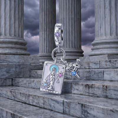 Charm Tarotkarte Gerechtigkeit, versilbertes Kupfer, Emaille und Zirkonia, Modell Ensiferia